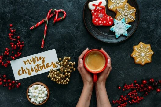 Kvinde med kaffe og julesmåkager